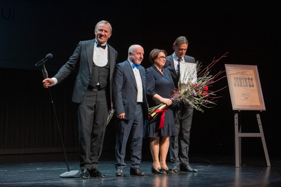 Teatralams išdalintos auksinės rūtų šakelės