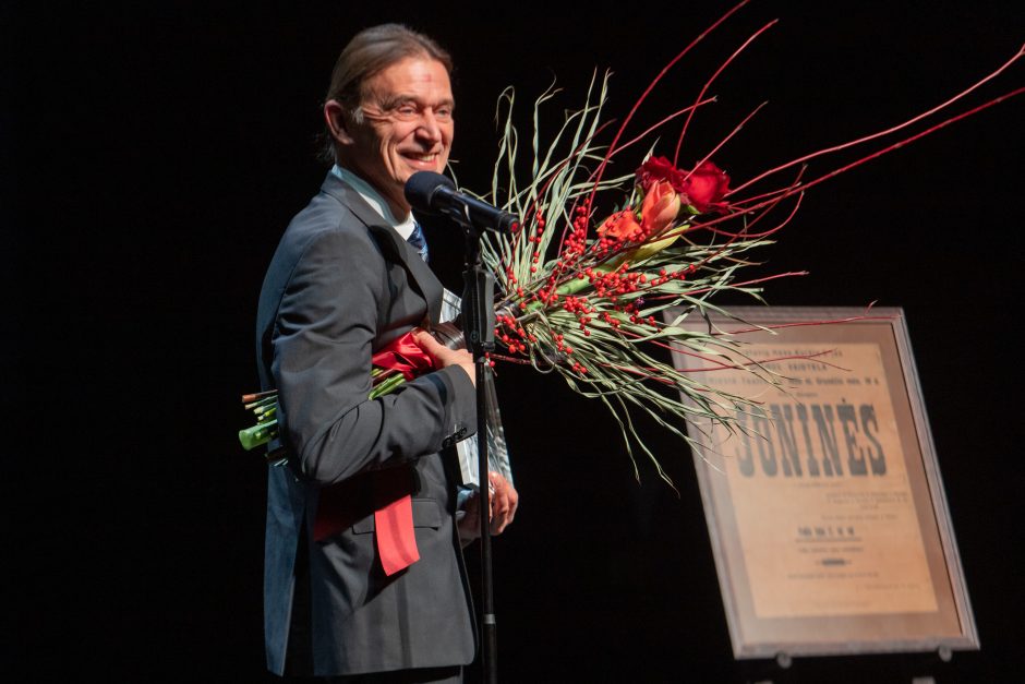 Teatralams išdalintos auksinės rūtų šakelės