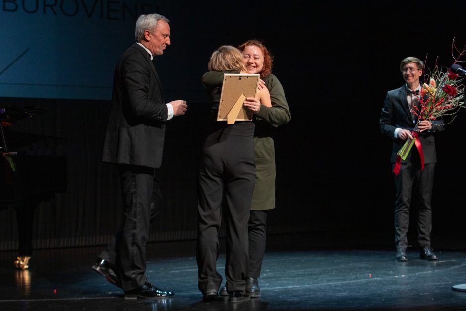 Teatralams išdalintos auksinės rūtų šakelės