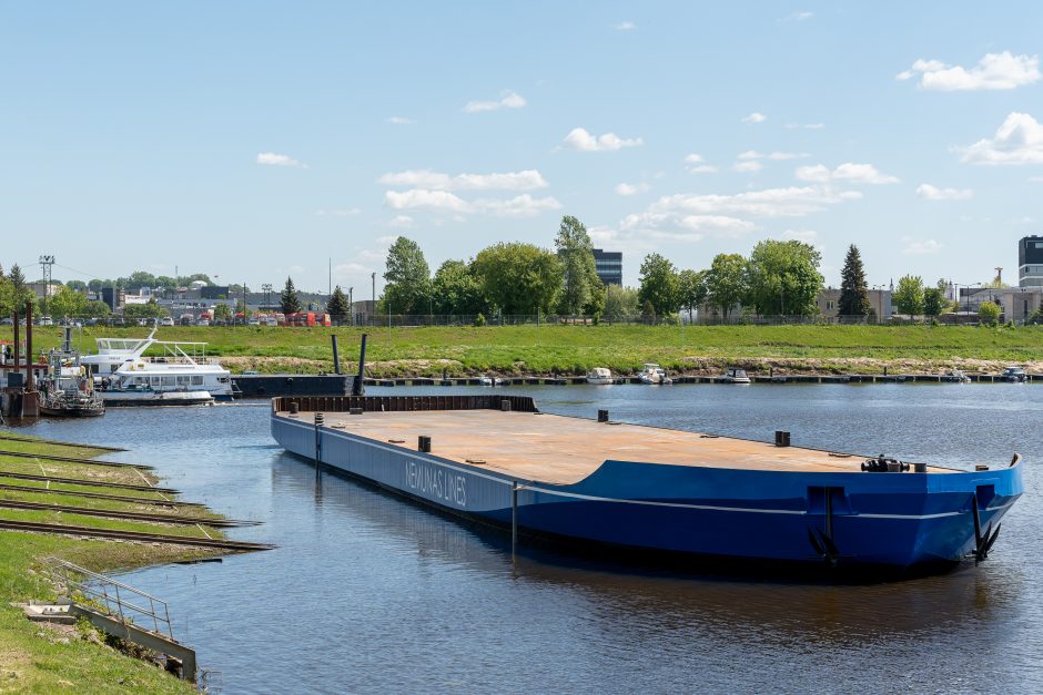 Istorinė akimirka: Kaune į vandenį nuleista didžiausia Baltijos šalyse upinė barža