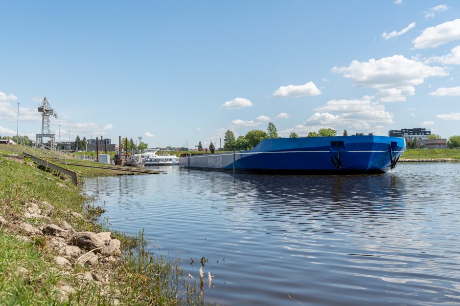 Istorinė akimirka: Kaune į vandenį nuleista didžiausia Baltijos šalyse upinė barža