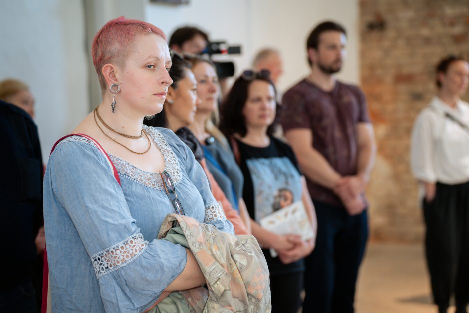 Menininkė stiklui įpučia gyvybės