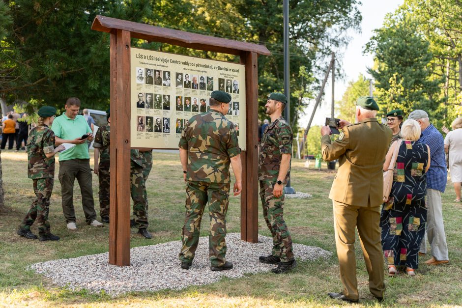 Šauliai švenčia: atidarė ąžuolų parką ir išjudėjo į trijų dienų 160 km žygį