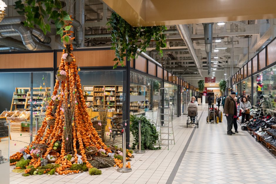 Vilijampolės turgavietėje iškilo velykinė morkų eglė