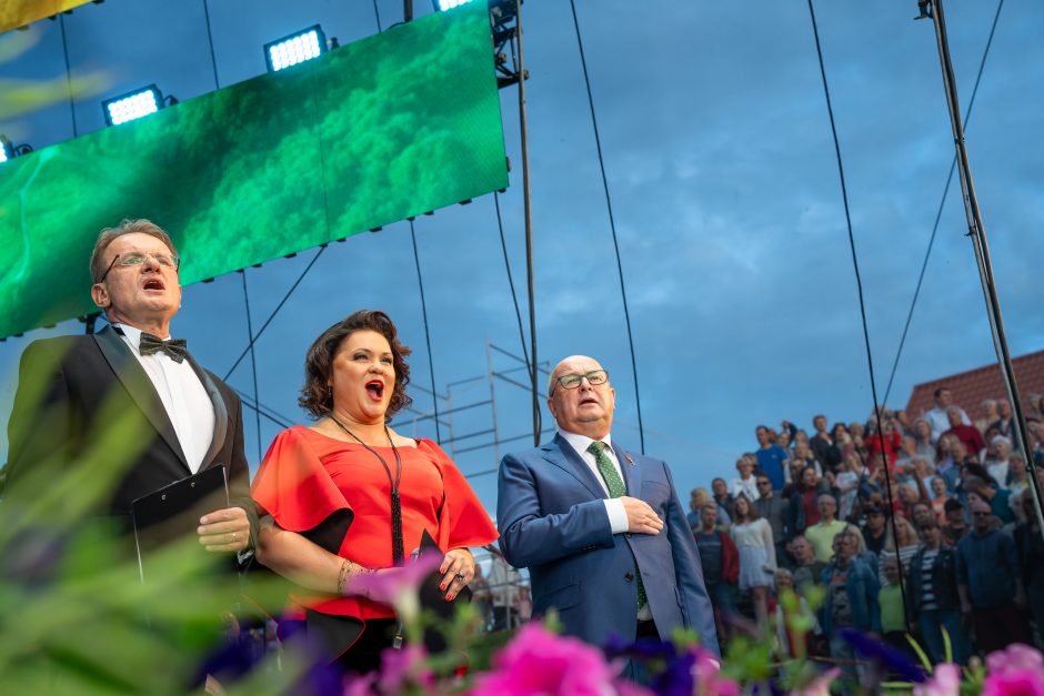 Kauno žmonės  vieningai giedojo himną po spalvingos muzikos šventės