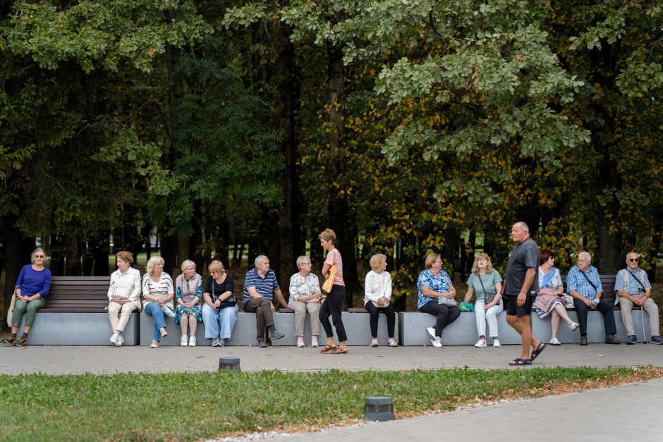 Senjorai palydėjo vasarą: azartiškos šachmatų partijos ir pasivaikščiojimai su bičiuliais