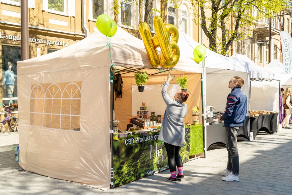 Ant prekystalių Laisvės alėjoje – nuo šokolado su grybais iki dizainerių suknelių