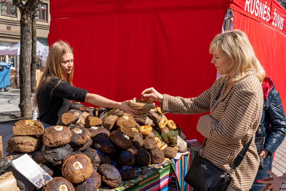 Ant prekystalių Laisvės alėjoje – nuo šokolado su grybais iki dizainerių suknelių