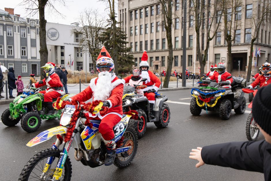 Ratuoti Kalėdų Seneliai užkimšo miesto gatves