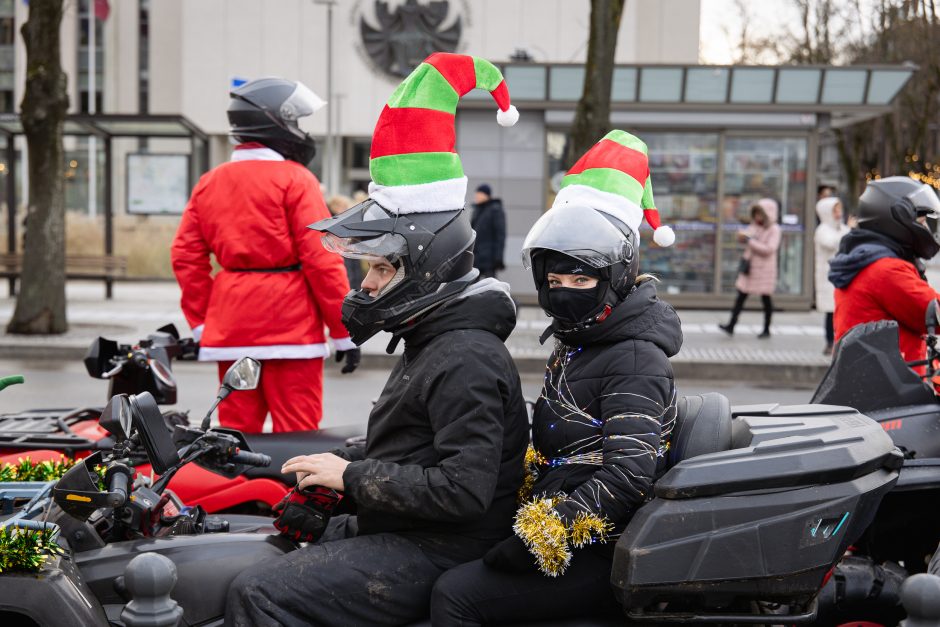 Ratuoti Kalėdų Seneliai užkimšo miesto gatves