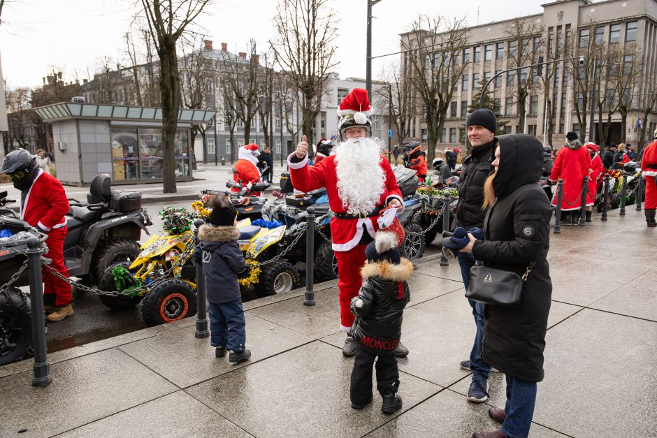 Ratuoti Kalėdų Seneliai užkimšo miesto gatves