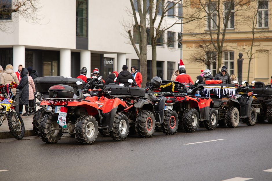 Ratuoti Kalėdų Seneliai užkimšo miesto gatves