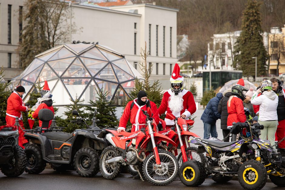 Ratuoti Kalėdų Seneliai užkimšo miesto gatves