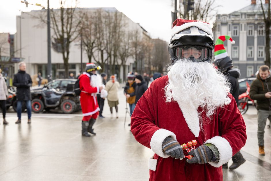 Ratuoti Kalėdų Seneliai užkimšo miesto gatves