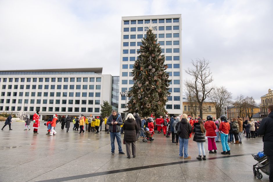 Ratuoti Kalėdų Seneliai užkimšo miesto gatves