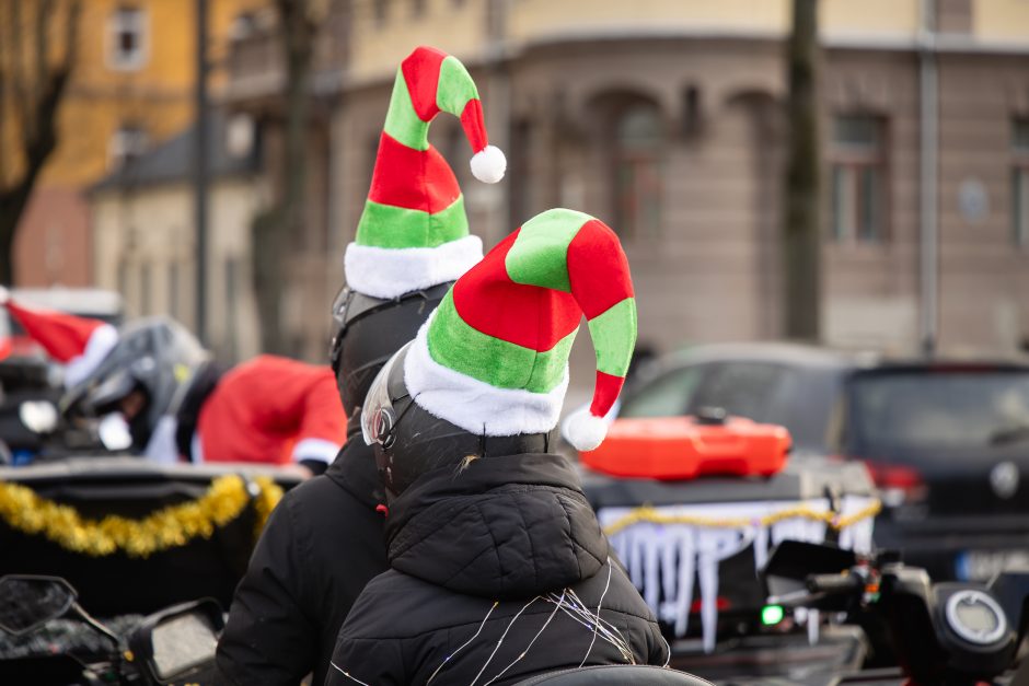 Ratuoti Kalėdų Seneliai užkimšo miesto gatves