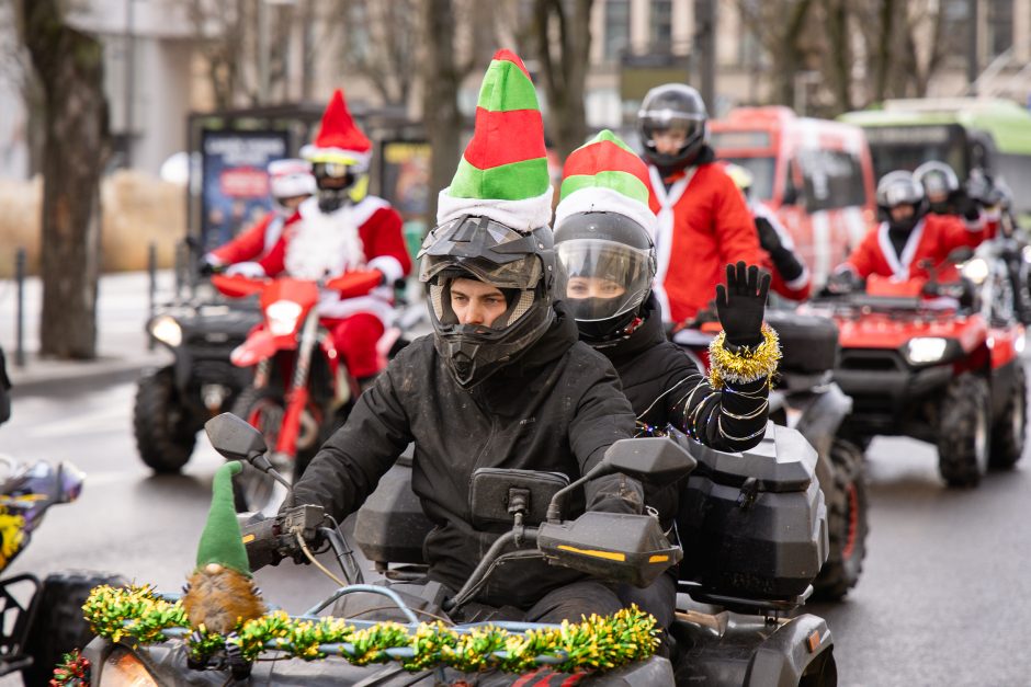 Ratuoti Kalėdų Seneliai užkimšo miesto gatves