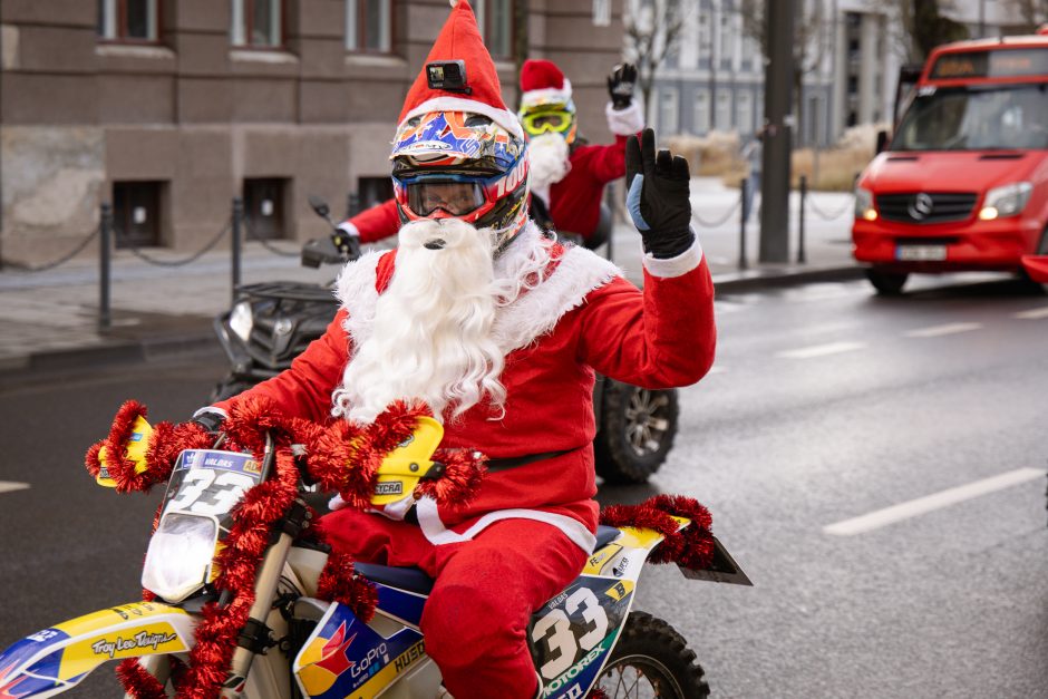 Ratuoti Kalėdų Seneliai užkimšo miesto gatves