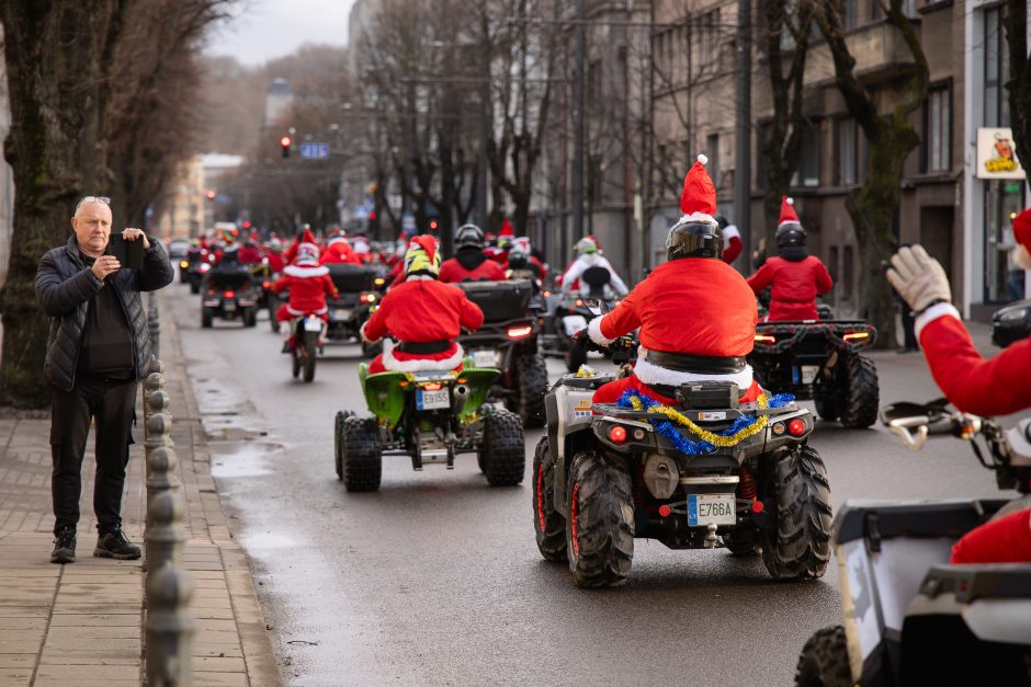 Ratuoti Kalėdų Seneliai užkimšo miesto gatves