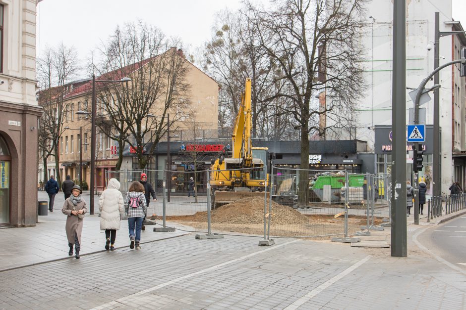 Į Vilniaus gatvę sugrįžo darbininkai: toliau klojamas grindinys