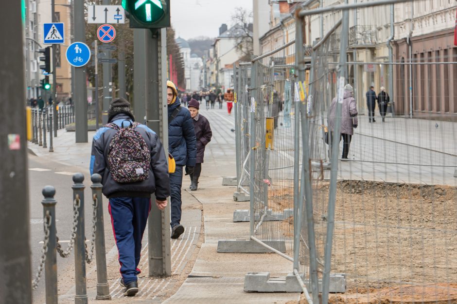 Į Vilniaus gatvę sugrįžo darbininkai: toliau klojamas grindinys