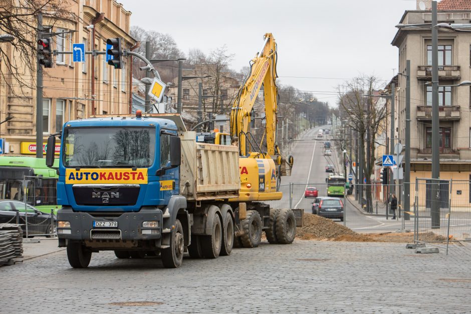 Į Vilniaus gatvę sugrįžo darbininkai: toliau klojamas grindinys