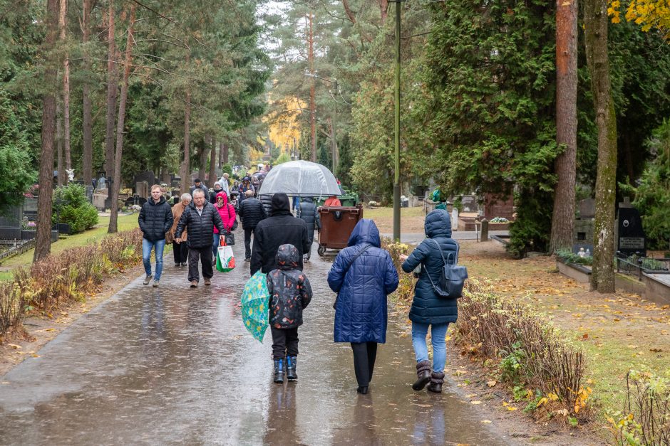 Visų šventųjų dieną kauniečiai prisiminė ne tik išėjusius artimus