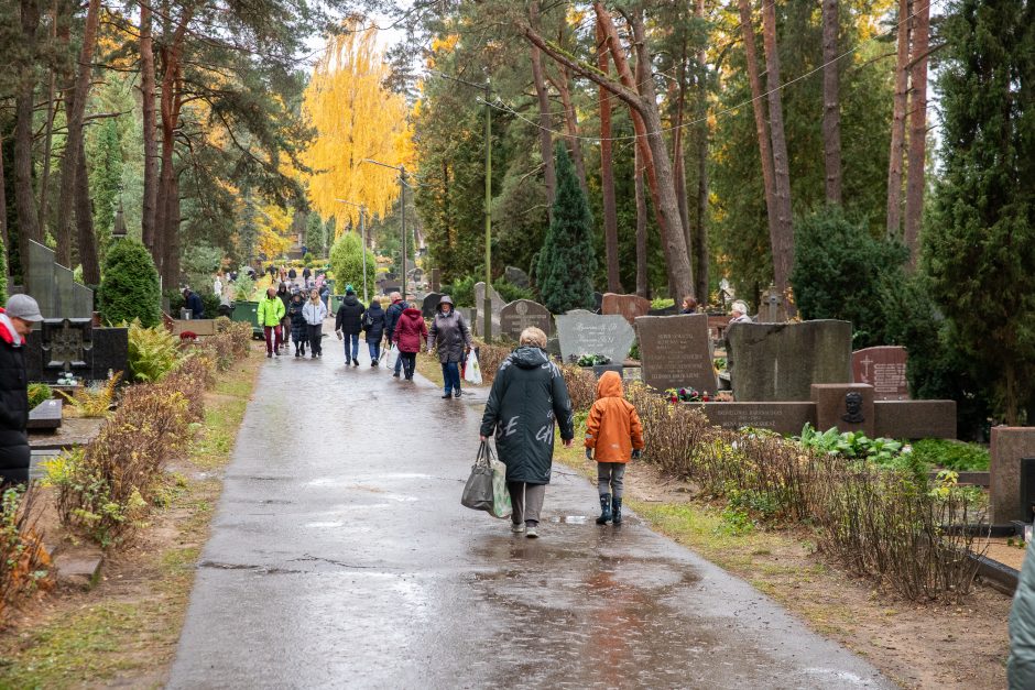 Visų šventųjų dieną kauniečiai prisiminė ne tik išėjusius artimus