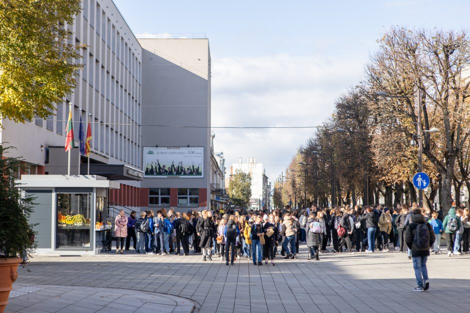 Psichologas – apie perdėtą tėvų nerimą: ne tik neleisti į mokyklą, bet ir uždaryti vaiką į rūsį