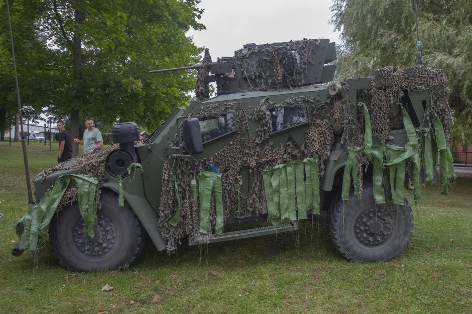 Arčiau visuomenės: kariai gyventojams pademonstravo kovinę mašiną „Vilkas“