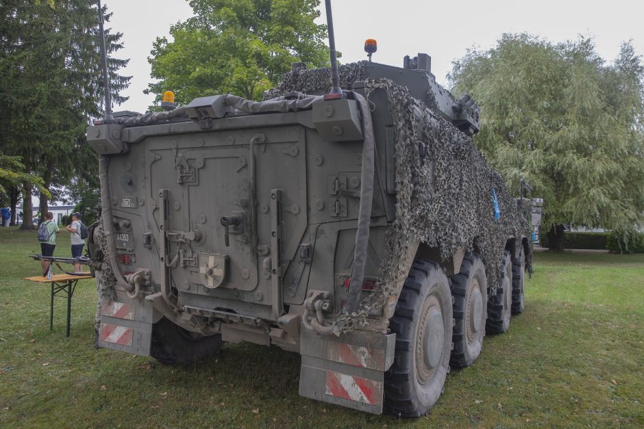 Arčiau visuomenės: kariai gyventojams pademonstravo kovinę mašiną „Vilkas“
