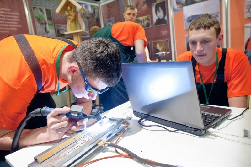 Į profesines mokyklas priima 17 tūkst. jaunuolių, populiariausia – inžinerija