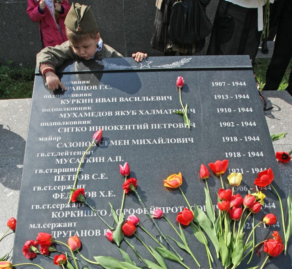 Šėtoje dažais apipiltas paminklas sovietų kariams