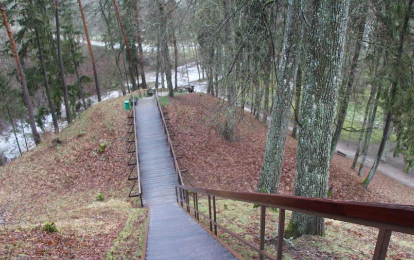 Sutvarkytas Birštono piliakalnis: įrengti laiptai, apžvalgos aikštelės