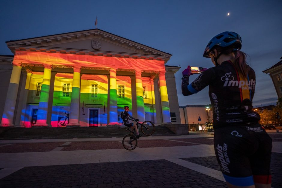 Dieną prieš homofobiją Vilniaus rotušė pasipuošė LGBT vėliavos spalvomis