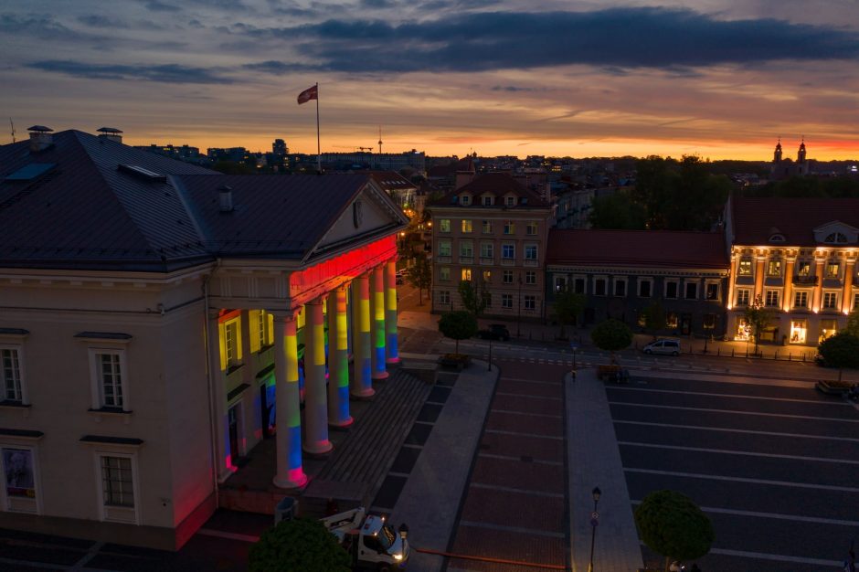 Dieną prieš homofobiją Vilniaus rotušė pasipuošė LGBT vėliavos spalvomis