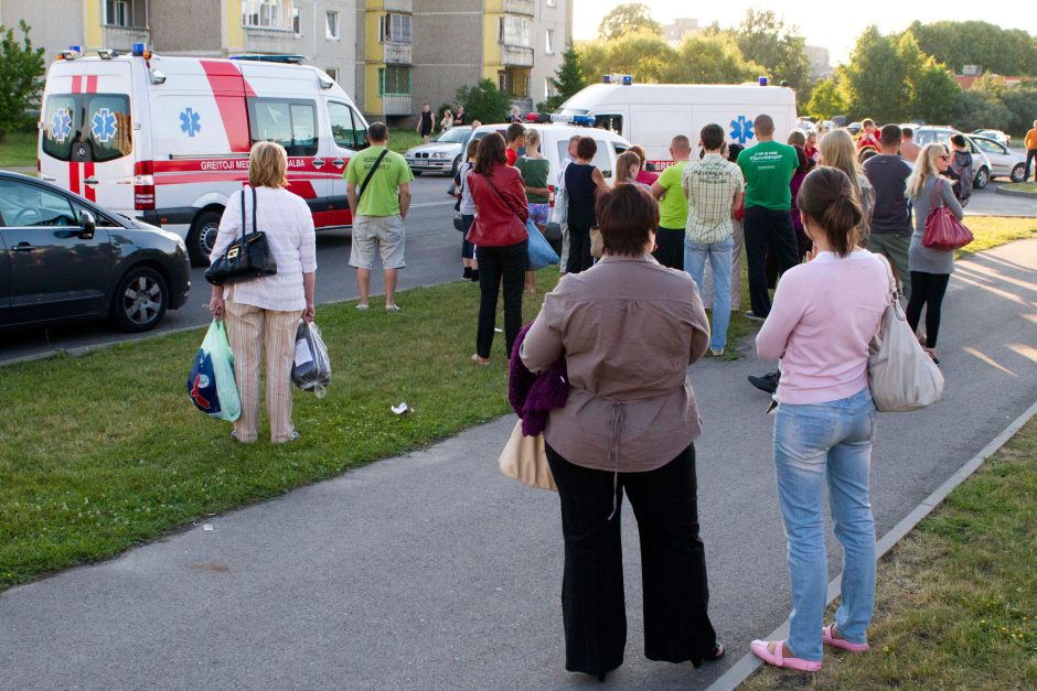 Vilniuje pro penkto aukšto balkoną iškrito vyras