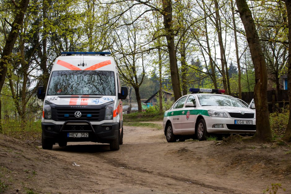 Miškelyje Vilniuje rastas vyro kūnas – policija aiškinasi mįslingas aplinkybes