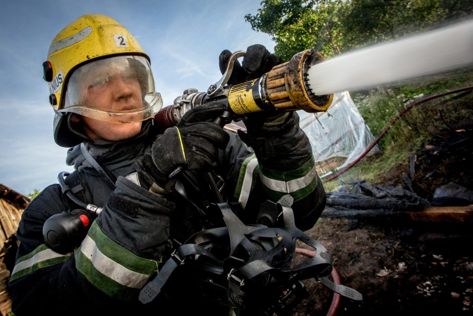 Įspėja apie didelį miškų gaisrų pavojų: ugniagesiai gaisravietėse budi ir naktimis