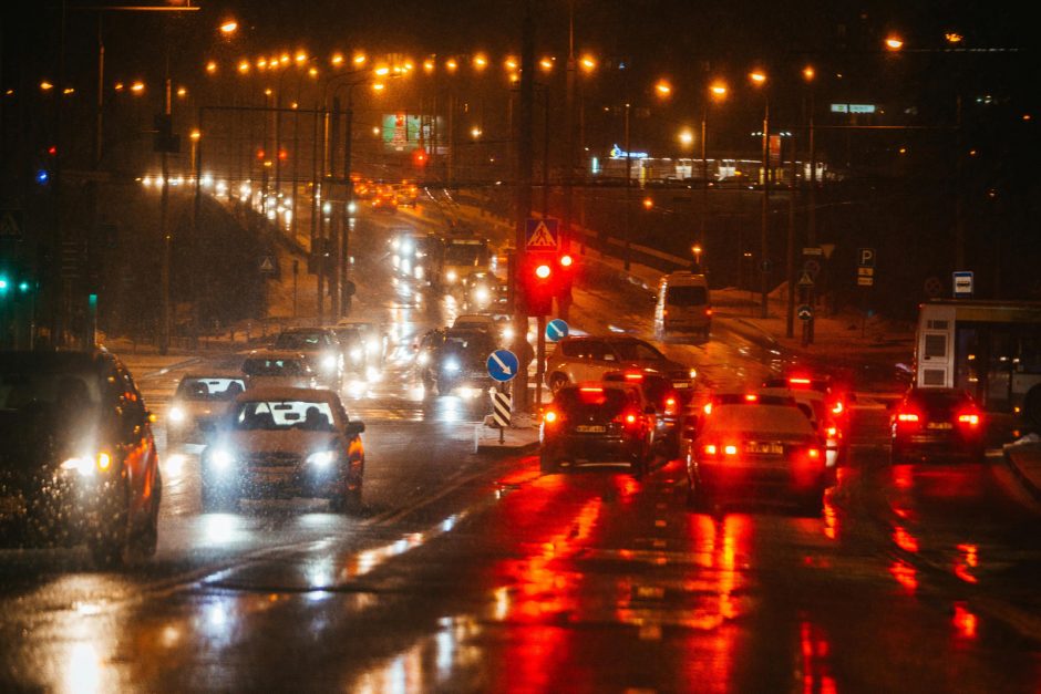 Naktį eismo sąlygas sunkins krituliai ir plikledis