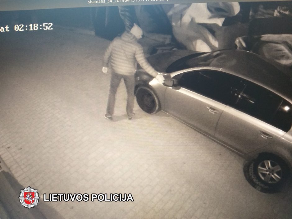 Policija prašo atpažinti vyrą, Užupyje apgadinusį automobilį
