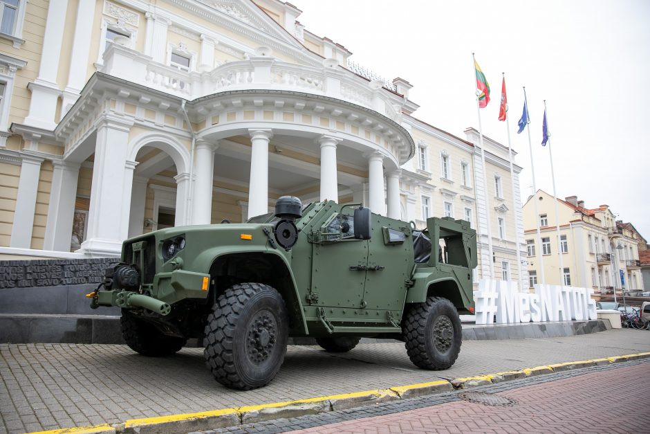 Amerikietiški šarvuoti visureigiai Lietuvai kainuos 145 mln. eurų