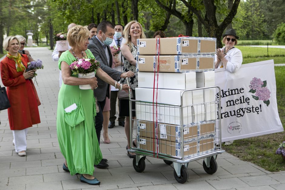 D. Nausėdienė: dovanojama ne tik medicininė įranga, bet ir skleidžiasi viltis