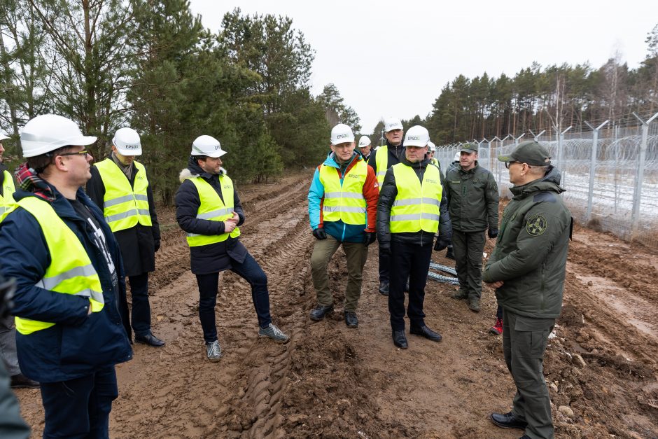 NSGK vadovas: Baltarusijos pasienyje įrengta pusė visos koncertinos, 90 km tvoros