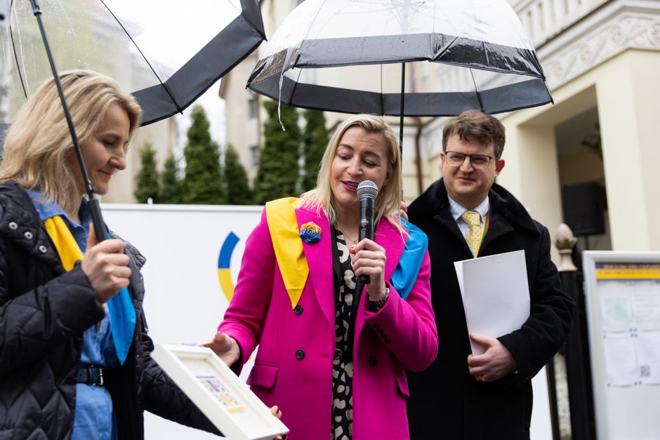 Apsikabinimų akcija prie Ukrainos ambasados