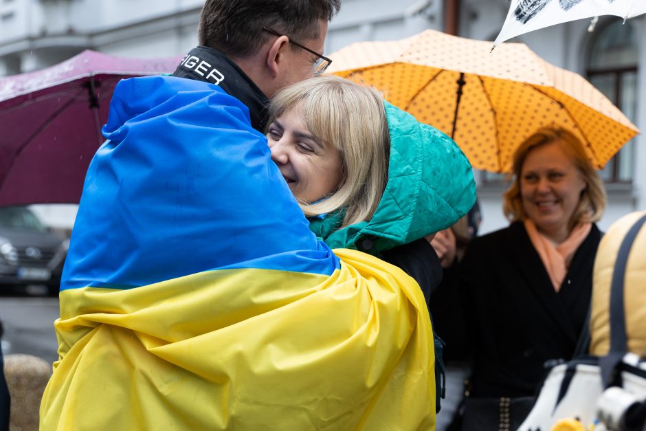 Apsikabinimų akcija prie Ukrainos ambasados