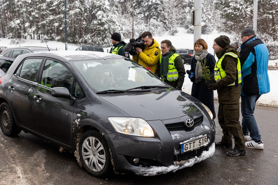 Penktadienį – miškininkų ir policijos akcija: vairuotojams dovanojo eglutes