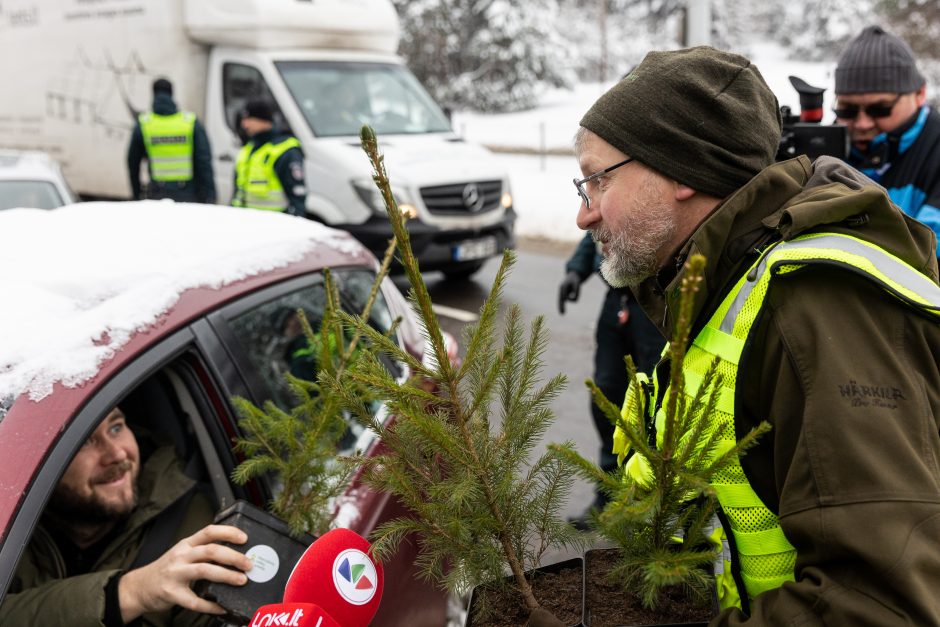 Penktadienį – miškininkų ir policijos akcija: vairuotojams dovanojo eglutes