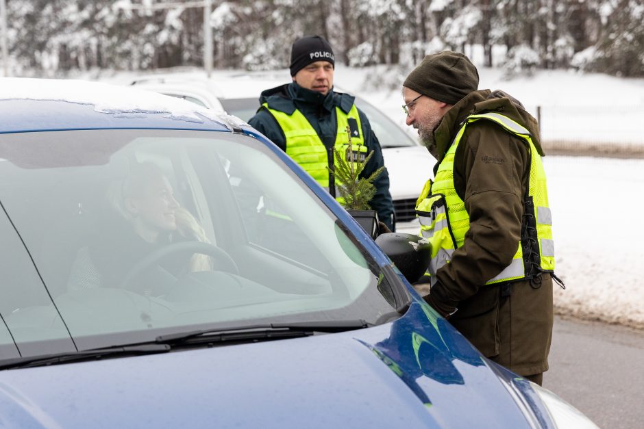 Penktadienį – miškininkų ir policijos akcija: vairuotojams dovanojo eglutes