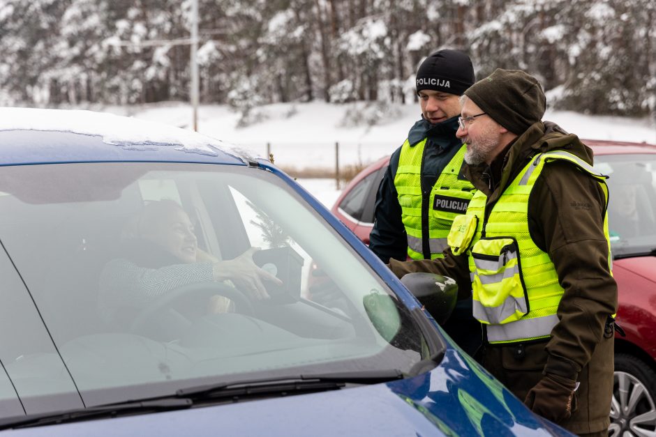 Penktadienį – miškininkų ir policijos akcija: vairuotojams dovanojo eglutes